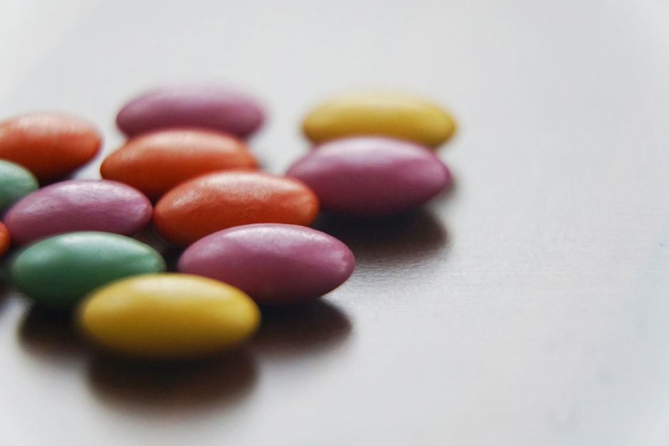 Bonbons colorés sur une table