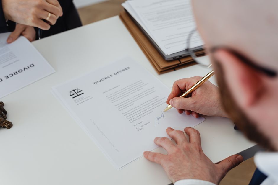 Personne signant des documents officiels pour une procédure d